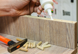 cara menggunakan lem kayu